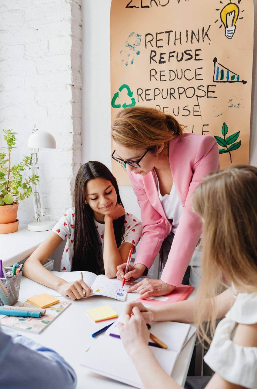 Con phụ thuộc của đương đơn Visa E-2 dưới 21 tuổi được hưởng chính sách giáo dục công của Mỹ.