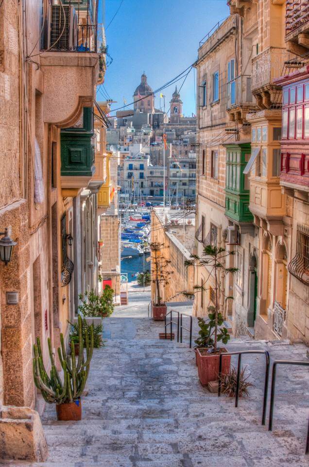 Định cư Malta Gia đình (vợ/chồng, con dưới 27 tuổi, ba mẹ ông bà phụ thuộc hai bên) vào đơn xin thẻ thường trú nhân Malta.