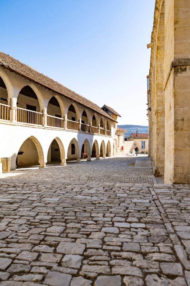 Định cư Síp yêu cầu nhà đầu tư và gia đình có mặt tại Síp rất ít để duy trì thẻ thường trú nhân, 2 năm chỉ cần có mặt 1 lần, không giới hạn số ngày cư trú.