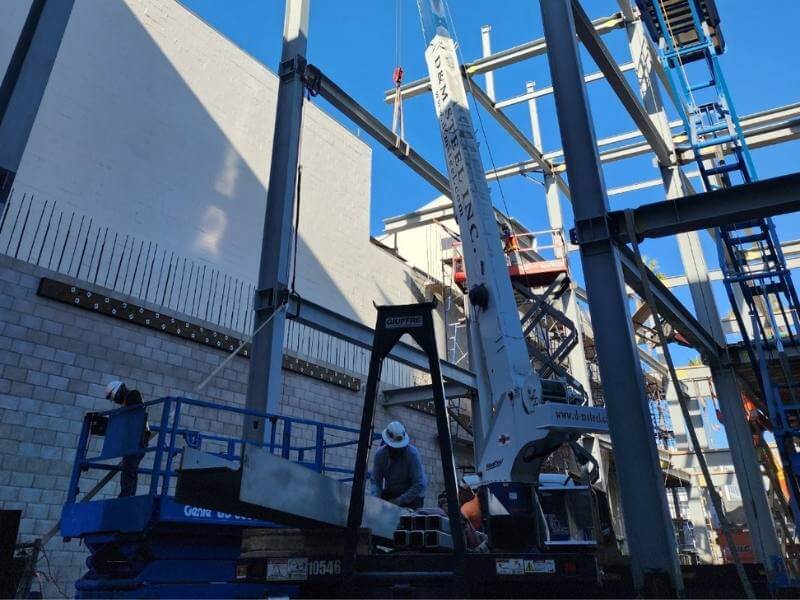 cong nhan ky su cung voi may moc thiet bi duoc huy dong de hoan thanh du a dung tien do