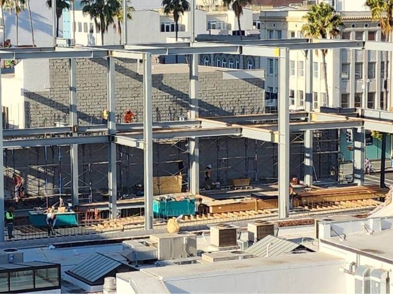 toan canh xay dung toa nha kinh doanh ban le tai 1404 duong 3rd dang duoc xay dung