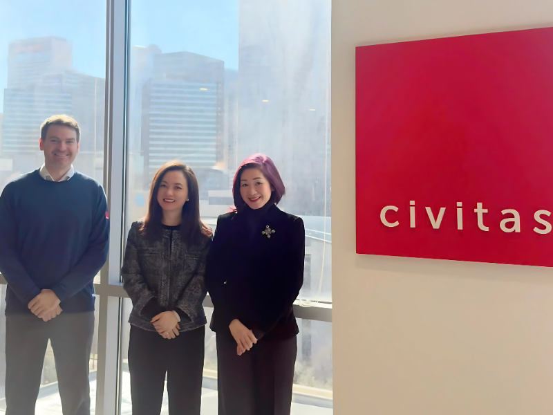 APG Đến Thăm Và Làm Việc Tại Trụ Sở Trung Tâm Vùng Civitas CEO APG - Bà Nguyễn Ngọc Bích (bên phải) gặp, làm việc cùng ông Jeff Kiser - Giám đốc, trưởng phòng quan hệ đầu tư EB-5 & Bà Erin Lu - Đại diện Trung tâm vùng Civitas tại Việt Nam