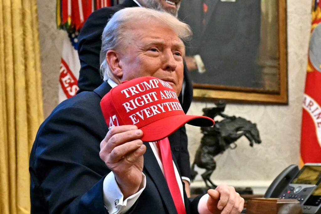 Tổng Thống Trump Công Bố Thẻ Vàng Nhập Cư Mỹ Trị Giá 5 Triệu USD Donald Trump tại Phòng Bầu Dục ngày 25/2 (Nguồn APT)