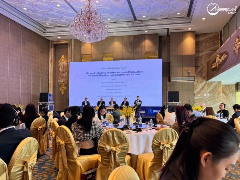 Triển Lãm Đầu Tư EB-5 Và Định Cư Toàn Cầu 2025 Tại Việt Nam Các diễn giả trao đổi trong triển lãm đầu tư EB-5 và định cư toàn cầu 2025