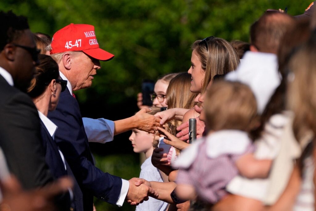 Đạo luật OBBB Và Cơ Hội Miễn Thuế Lớn Cho Người Việt Tại Mỹ Tổng thống Trump bắt tay với mọi người tham dự lễ kỷ niệm ngày Quốc khánh Mỹ (4/7) tại Nhà Trắng