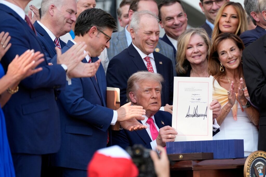 Đạo luật OBBB Và Cơ Hội Miễn Thuế Lớn Cho Người Việt Tại Mỹ Tổng thống Mỹ Donald Trump ký thông qua đạo luật OBBB (Ảnh: Reuters).