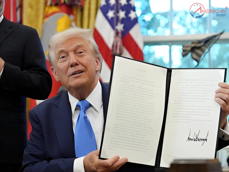 Tổng Thống Trump Ra Mắt Thẻ Vàng Trị Giá 1 Triệu USD Tổng thống Trump ra mắt Thẻ Vàng trị giá 1 triệu USD